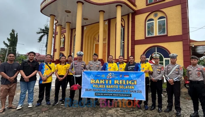 Semarak Hari Bhayangkara ke-80, Polres Barsel Bersihkan Tempat Ibadah dan Fasilitas Umum
